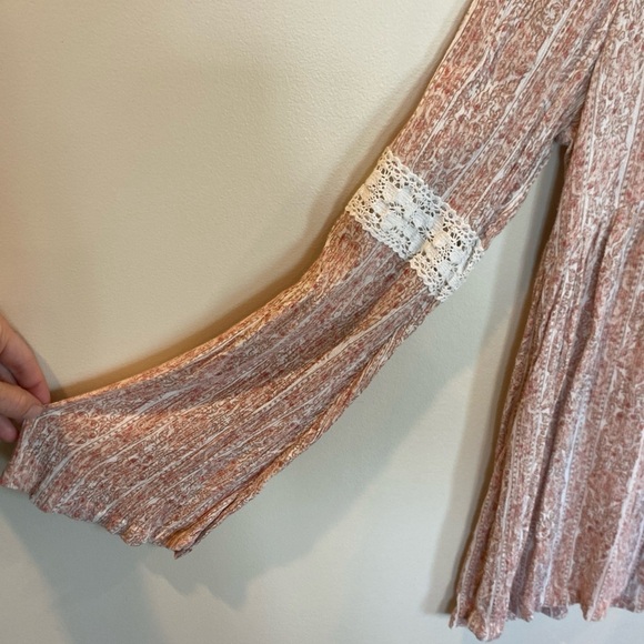 HOLLISTER CRINKLE PRINT BELLSLEEVE CROCHET TRIM TIE FRONT TOP BOHO HIPPIE Small - Picture 2 of 5